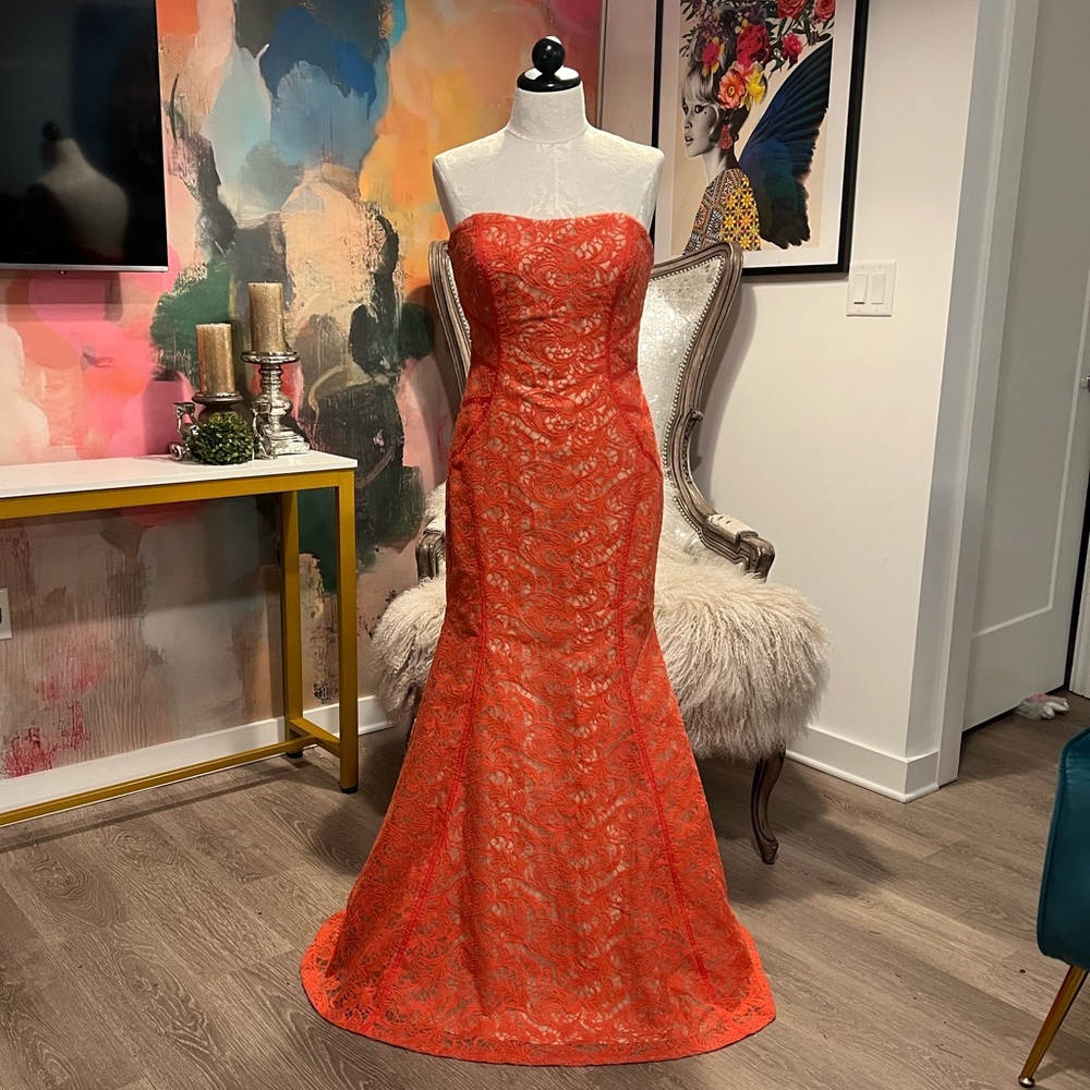 NEW Stunning Lace Monique Lhuillier Strapless Gown